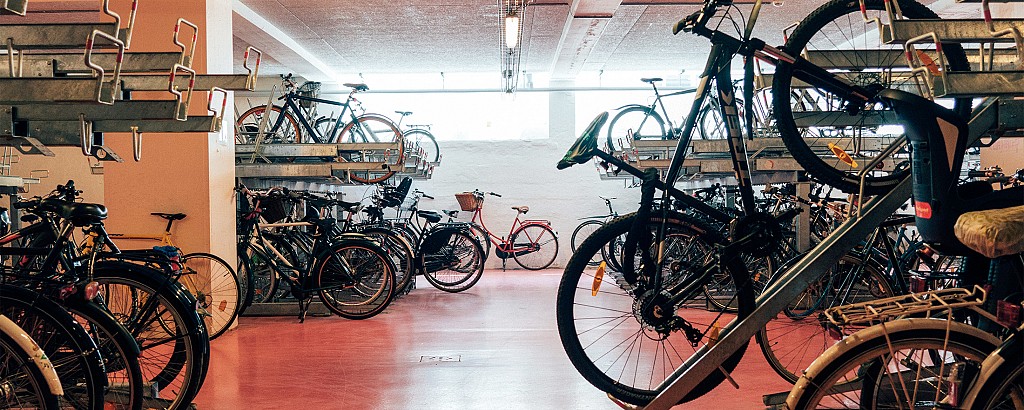 På Guldbergsgade kan du sætte din cykel i cykelkælderen. Foto: Emil Brandt